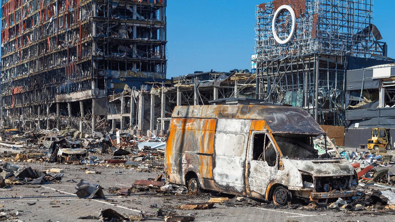 11KIEV, UCRAINA - 23.03.2022. L'aggressione militare della Russia contro l'Ucraina. Struttura civile del centro commerciale Retroville dopo un attacco aereo missilistico da parte delle truppe russe a Kiev, capitale ucraina guerra Ucraina