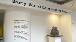 Scritta “sorry for killing most of humanity”, all'egresso della mostra sui percoli dell'intelligenza artificiale
