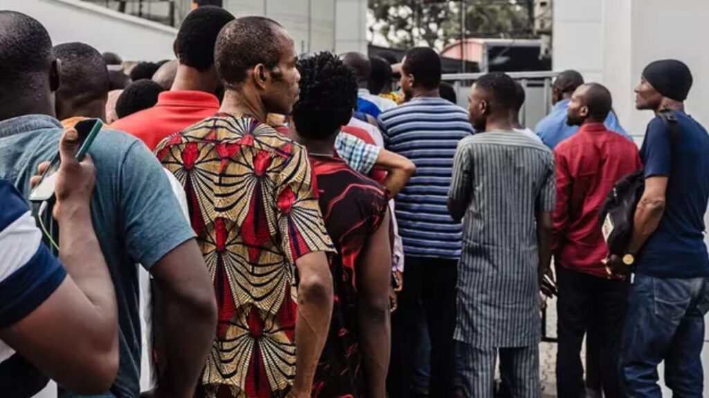 Nigeria - coda fuori da una banca dopo la limitazione del prelievo di contanti giornaliero