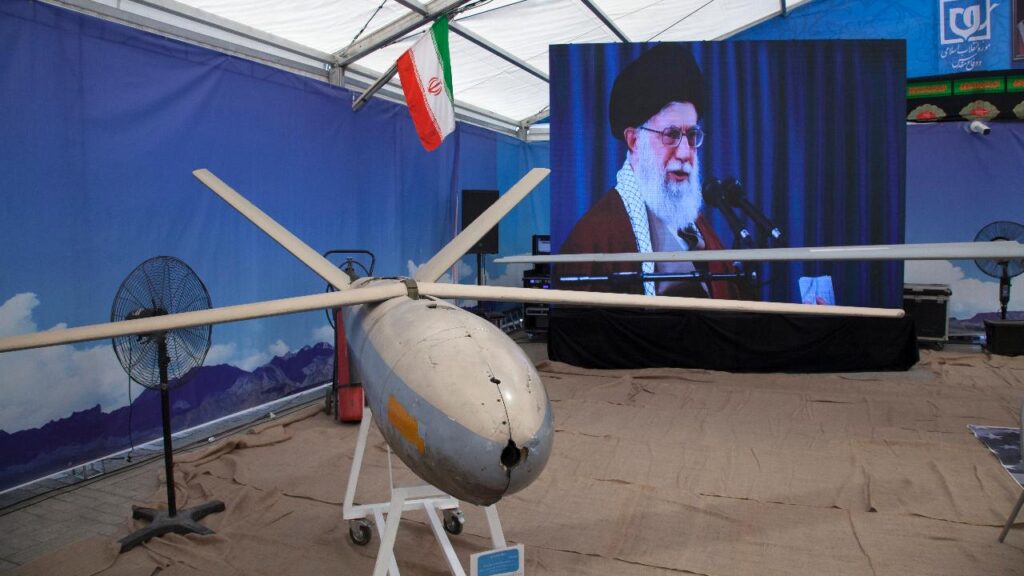 Teheran Iran - 9 settembre 2019, Museo militare, drone spia israeliano in mostra al Museo militare iraniano, il monitor mostra Ali Khamenei sullo sfondo. Droni armati