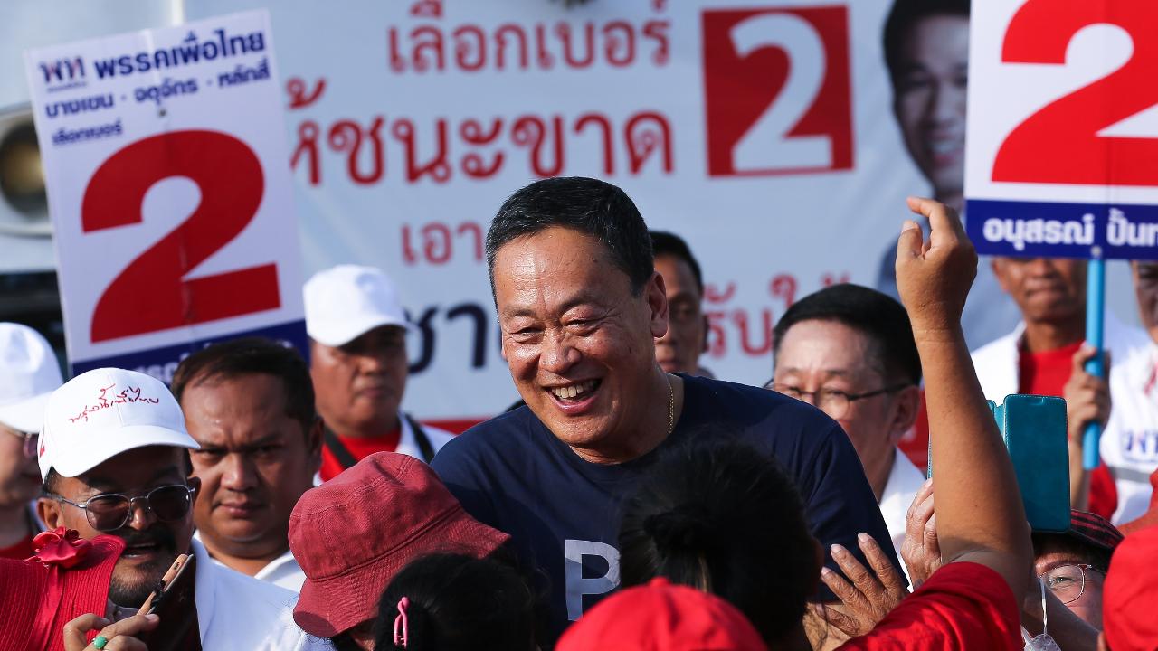 11Bangkok, Thailandia-23 aprile 2023: Srettha Thavisin, i primi candidati ministeriali del Pheu Thai Party, gesti durante una campagna elettorale generale.