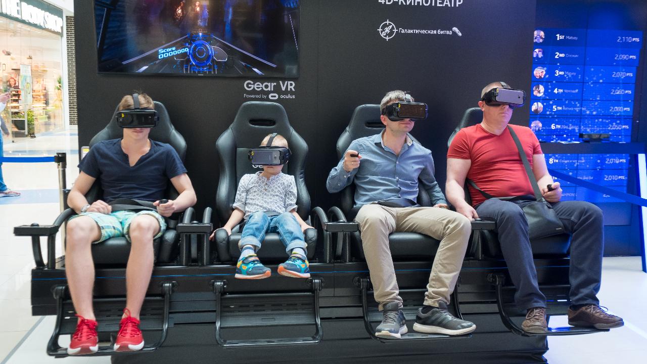 11Mosca, Russia - 11 giugno 2017: Persone con un'esperienza di visualizzazione di contenuti VR coinvolgente al Samsung Gear VR Theater con sedia 4D nel moderno spazio interattivo Galaxy S8 Studio nel centro commerciale Megapolis. gaming oculus