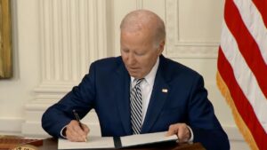 Joe Biden firma il regolamento sull'intelligenza artificiale - Ottobre 2023